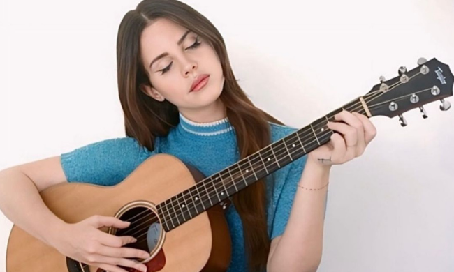 Lana Del Rey with guitar